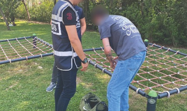 Polis ekipleri parklardaki şüpheli şahıslara kimlik sorgusu yaptı