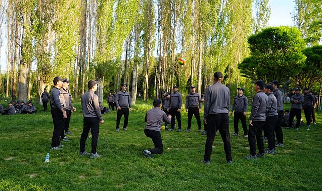 Polis Okulu öğrencileri önce piknik ardından çevre temizliği yaptılar