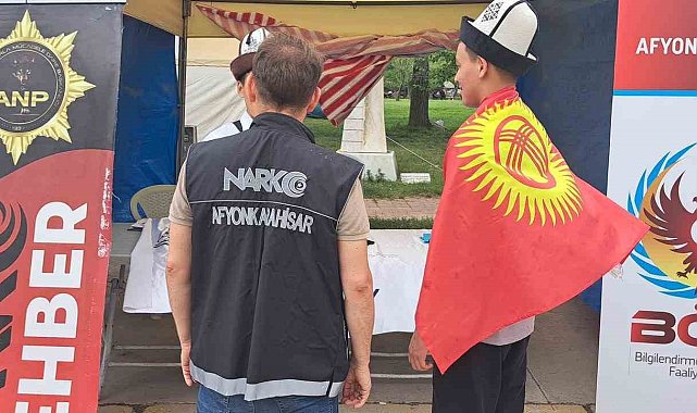 Polis üniversite öğrencilerine güvenli internet kullanımını anlattı