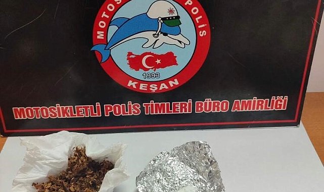 Polisin durdurduğu 2 şüphelinin üzerinden uyuşturucu çıktı
