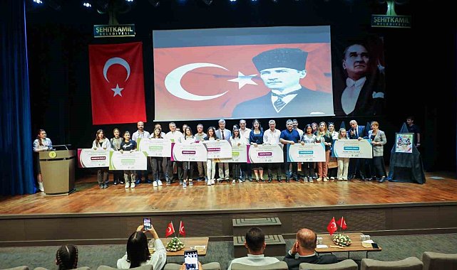 "Atatürk ve Gençlik" konulu yarışmaların kazananları ödüllendirildi
