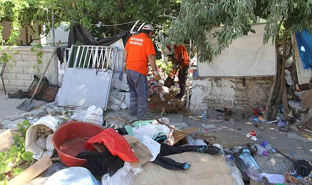 "Çöp ev" ihbarı üzerine gidilen apartmanın bahçesinden 5 kamyon ve 3 traktör dolusu çöp çıkarıldı
