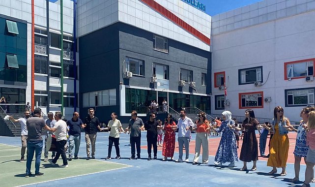 Radikal Okulları 500 tam puan alan öğrencinin başarısını davul zurna ile kutladı