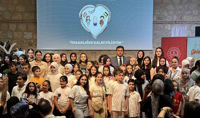 Rami Kütüphanesi'nde öğrencilerin yazdığı "İnsanlığın Kalbi Filistin" kitabı tanıtıldı