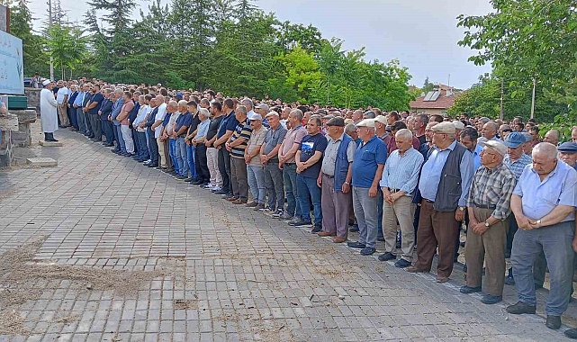 Reklam panosu altında ezilerek ölen kadın son yolculuğuna uğurlandı