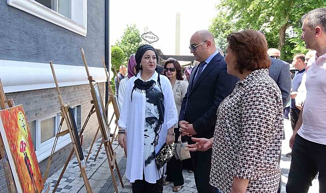 Ressam Dilek Kocaman'dan "Küllerinden doğan renkler" konulu resim sergisi