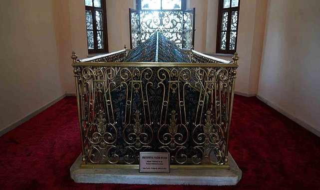 Restorasyonu tamamlanan Pertevniyal Valide Sultan Türbesi açıldı