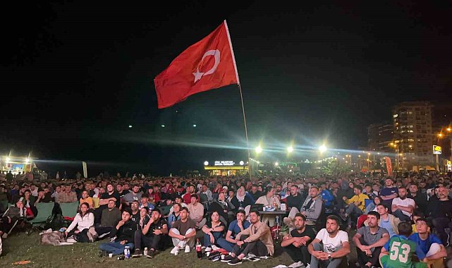 Rize sahilinde milli maç sevinci yaşandı