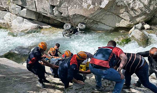Rize'de ATV ile dereye yuvarlanan gençler, AFAD personeli tarafından kurtarıldı