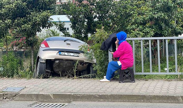 Rize'de bariyerleri aşarak bahçe ile kaldırım arasında asılı kaldı