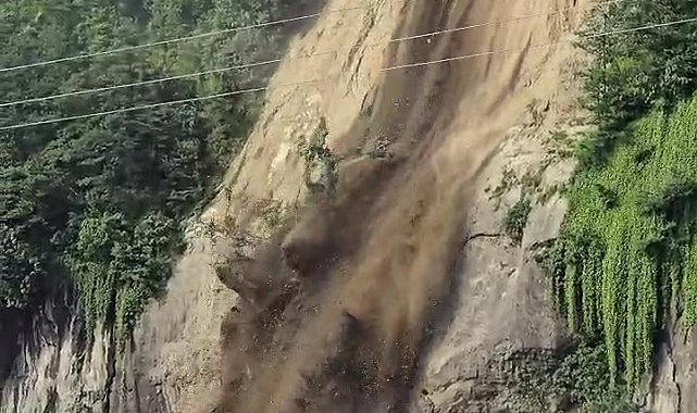 Rize'de toprak kayması meydana geldi... O anlar kamerada
