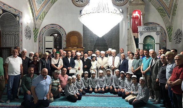 Sabah namazından akşam namazına kadar Kur'an-ı Kerim'i tek seferde hatim ettiler