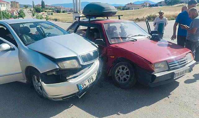 Safranbolu'da iki otomobil çarpıştı: 1 yaralı