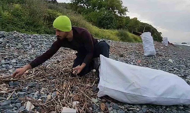 Sahilden topladığı odun parçalarını adeta sanat eserine dönüştürüyor