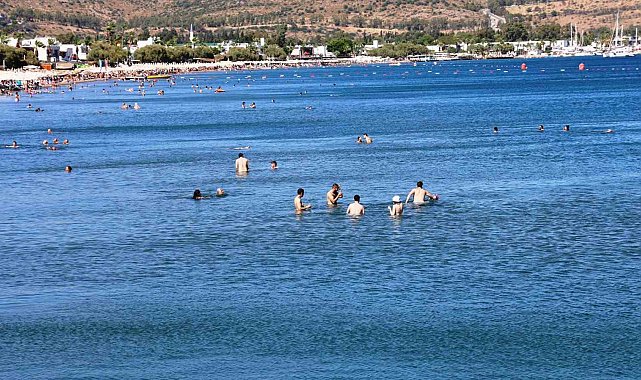 Sahillerde adım atacak yer kalmadı, ilçe nüfusu 1 milyonu aştı, akın akın gelmeye devam ediyorlar