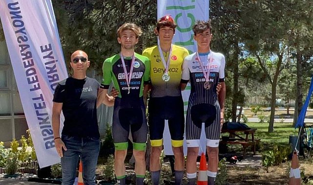 Sakarya Büyükşehir'in yıldız pedalları Sakarya'ya gururla döndü