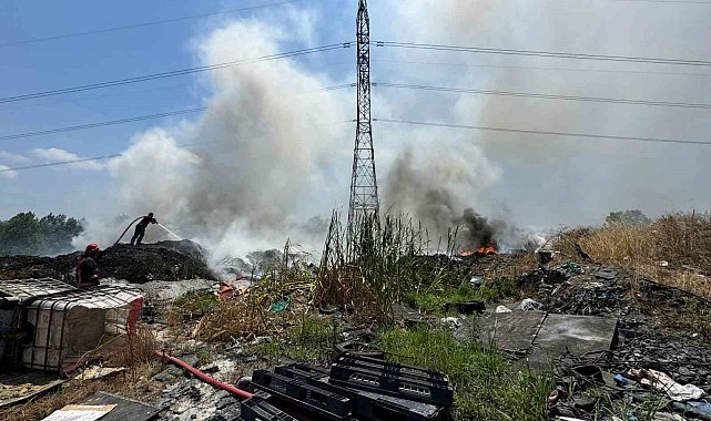 Sakarya'da çöplük yangını: Gökyüzünü siyah dumanlar kapladı