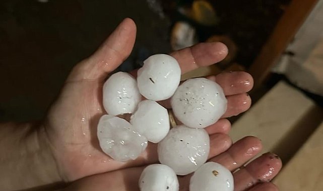 Sakarya'nın sahil ilçelerini dolu vurdu, yerler beyaza büründü