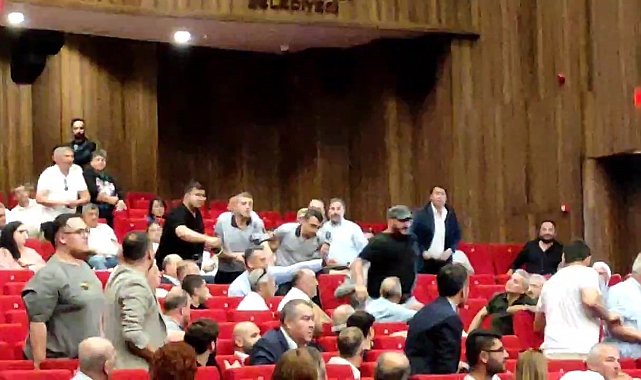 Salonda ipler gerildi: CHP'li milletvekilinin kuzeni "Seni vururum" diyerek koştu
