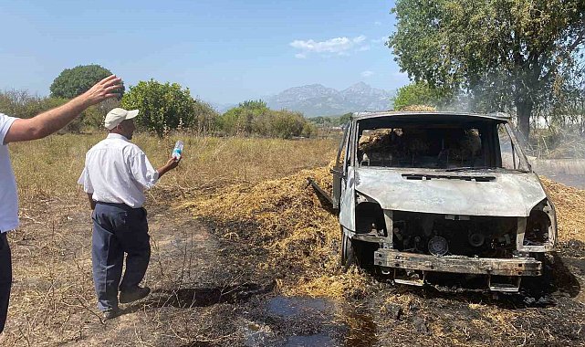 Saman balyaları yüklü kamyonette çıkan yangın, meyve bahçelerine zarar verdi