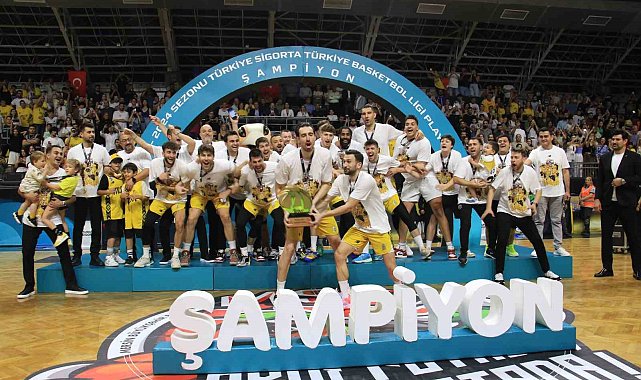 Şampiyon olan Mersin Büyükşehir Belediyesi, kupasını aldı