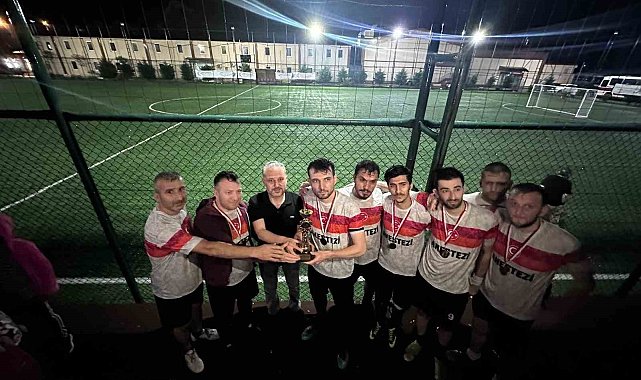 Şampiyonluk kupasını il müdürü verdi
