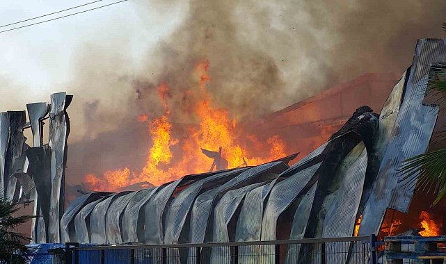 Samsun'da bebek bezi fabrikası alev alev yanıyor