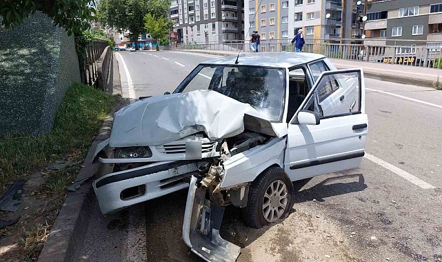 Samsun'da otomobil aydınlatma direğine çarptı: 1 yaralı