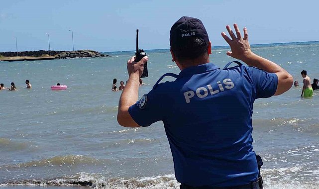 Samsun'da polis boğulmalara karşı sahillerde uyarıda bulunuyor