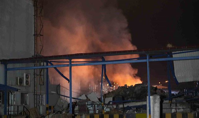 Sanayideki plastik fabrikasında yangın paniği