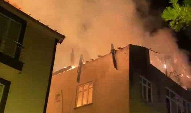 Sancaktepe'de binanın çatısı alev alev yandı