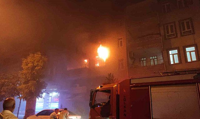 Şanlıurfa'da korkutan yangın: Binada mahsur kalanlar dama sığındı
