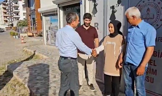 Şanlıurfa'da tüm soruları yanlış cevaplayan öğrenciye altın ödüllü verildi