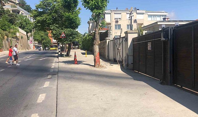 Sarıyer'de ağaca çarpan araç takla attı: Kaza anı kamerada