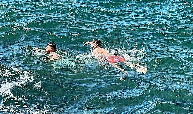 Sarıyer'de Kurban Bayramı'nın ilk gününde vatandaşlar boğazda serinledi