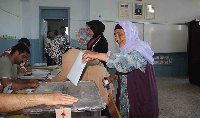 Seçimlerin yenilendiği Hilvan'da oy kullanma işlemi başladı