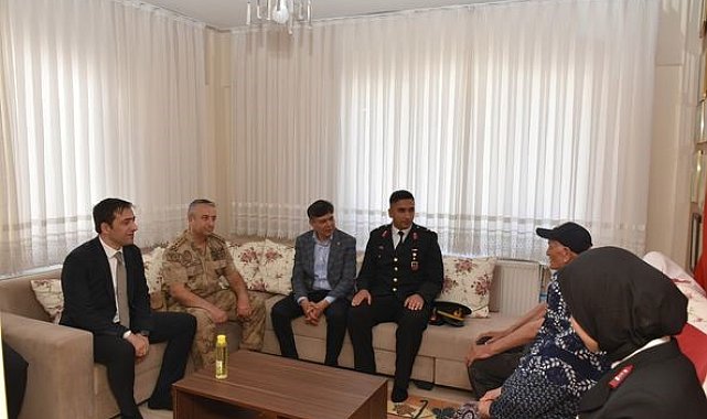Şehit ailelerini yalnız bırakmadı