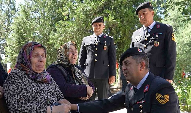 Şehit annesinin gözyaşlarına yürek dayanmadı: Jandarma personeli 'Ben senin oğlunum' diyerek teselli etti
