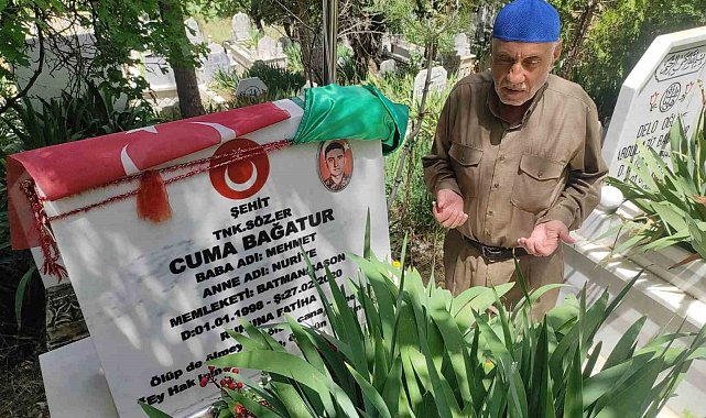 Şehit babaları çocuklarının kabirleri başında hüznü ve gururu bir arada yaşadı