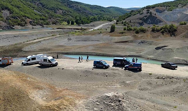Serinlemek için baraja giren genç boğuldu