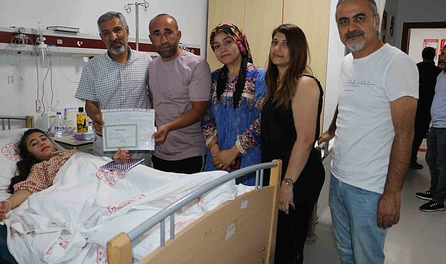 Serumu bittikten sonra okula gidecekti, karne heyecanını hastanede yaşadı