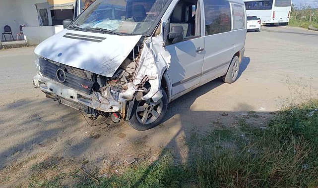Servis midibüsü ile panelvan araç çarpıştı: 3 yaralı