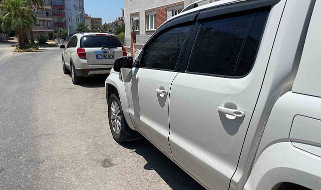Seyir halindeki motosikletle park halindeki araçların aynası tekmeleyip kırdılar