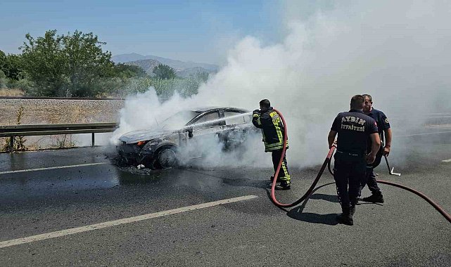 Seyir halindeki otomobil küle döndü