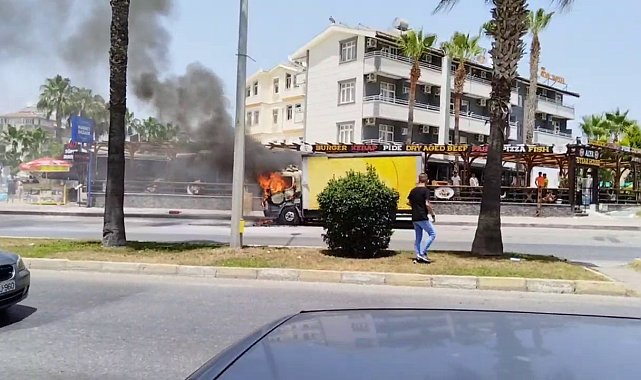 Seyir halindeyken alev alan kamyonet küle döndü