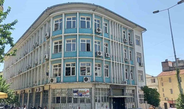 SGK'nın eski binasına alıcı çıkmadı, pankartlar indirildi