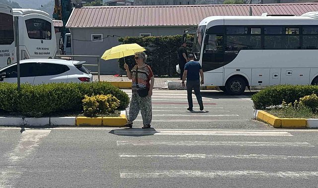 Sıcak havadan şemsiye açarak korundu
