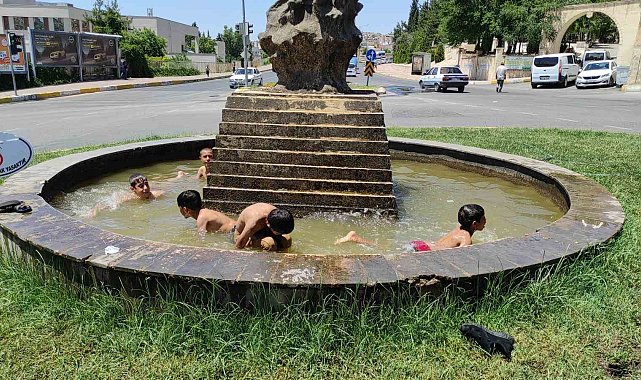 Sıcaktan bunalan çocuklar tehlikeye rağmen süs havuzunda yüzdü