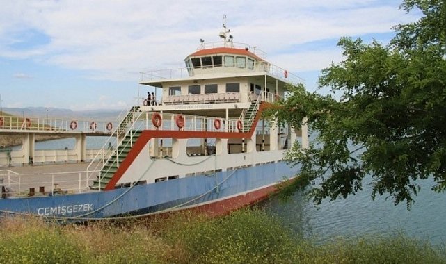 Şiddetli rüzgar feribot seferlerini de vurdu
