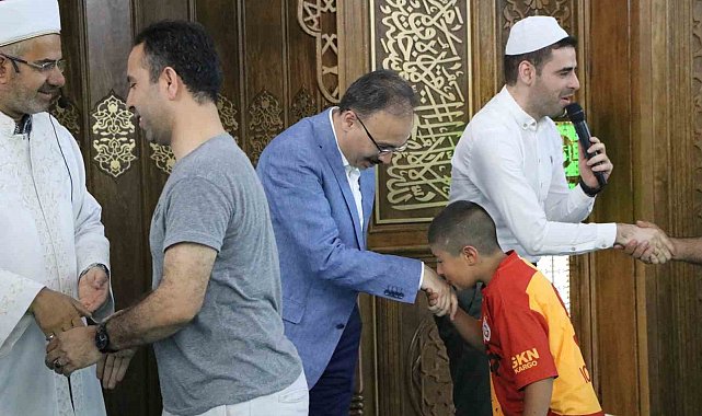 Siirt Valisi Kızılkaya, bayram namazı sonrasında halkla bayramlaştı